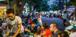 Comida callejera en Hanoi Vietnam