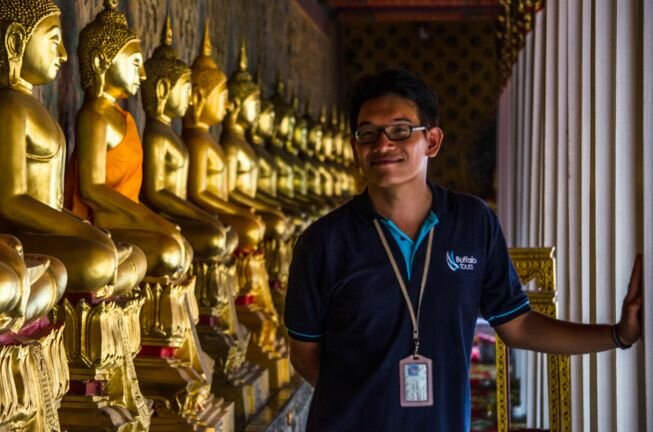 Guía turístico durante una excursión en español por Laos