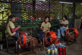 Una fábrica de seda en Camboya