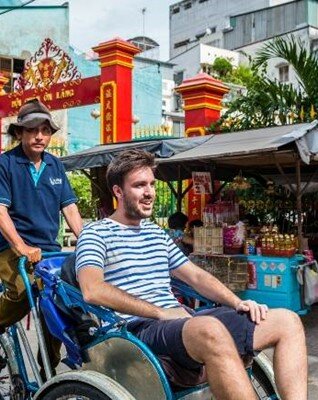 Visita de Binh Tay en monociclo