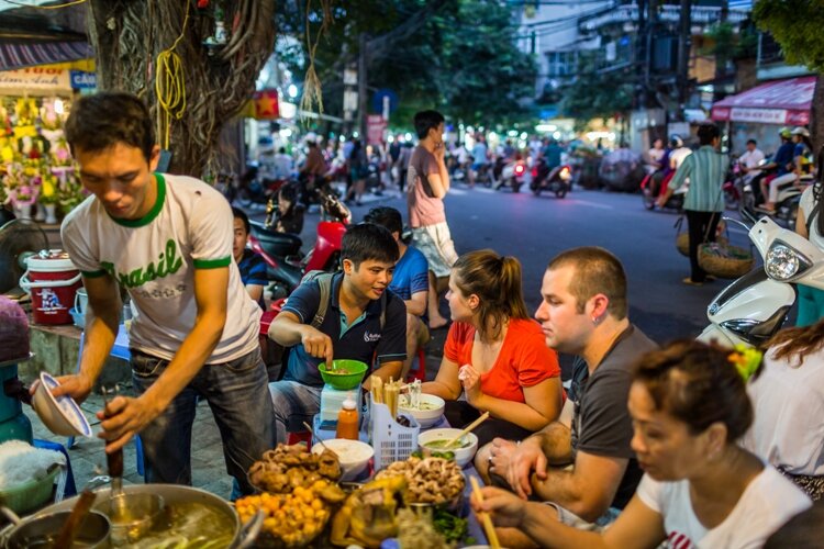 Comida callejera en Hanoi Vietnam