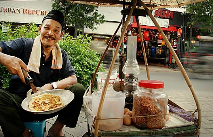 Kerak Telor, comida callejera Indonesia