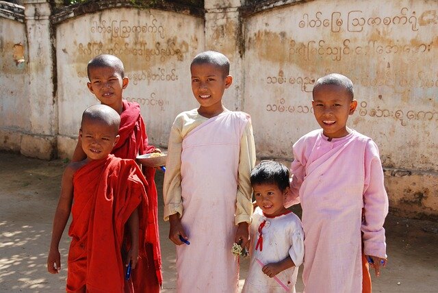 Niños de camino a la escuela en Birmania (Myanmar)