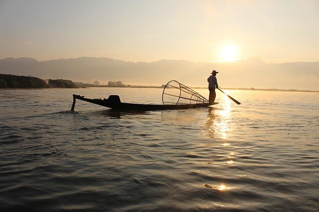 Pescador en el lago In Le de Birmania (Myanmar)