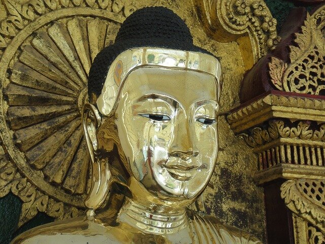 Buda dorado en un templo de Birmania (Myanmar)