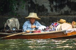Barco típico usado para navegar por los klongs (canales) de Bangkok