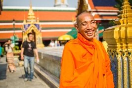 Monje budista sonriendo en Bangkok, Tailandia