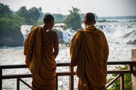 Monjes budistas en Si Phan Don (4000 islas)