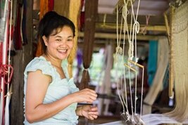 Mujer laosiana haciendo tejido según un método tradicional en Laos