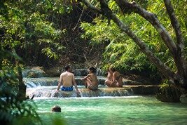 Nadar y Trek en la cascada Kuang Si