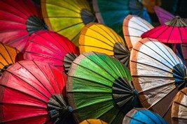 Parasoles típicos y coloridos de Laos