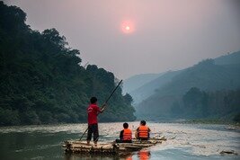 barcaza tradicional en bambu para navegar por el río Mekong en Laos